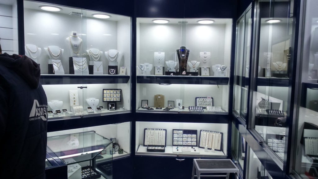 Muebles para tiendas - Joyería Bruno - Mostradores - Vitrinas